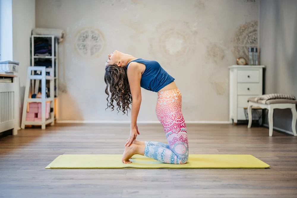 骆驼式 目标肌群:髋屈肌 强度:高强度